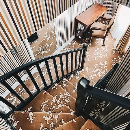 ميزون أستور باريس، كوريو كوليكسيون باي هيلتون فندق 4*